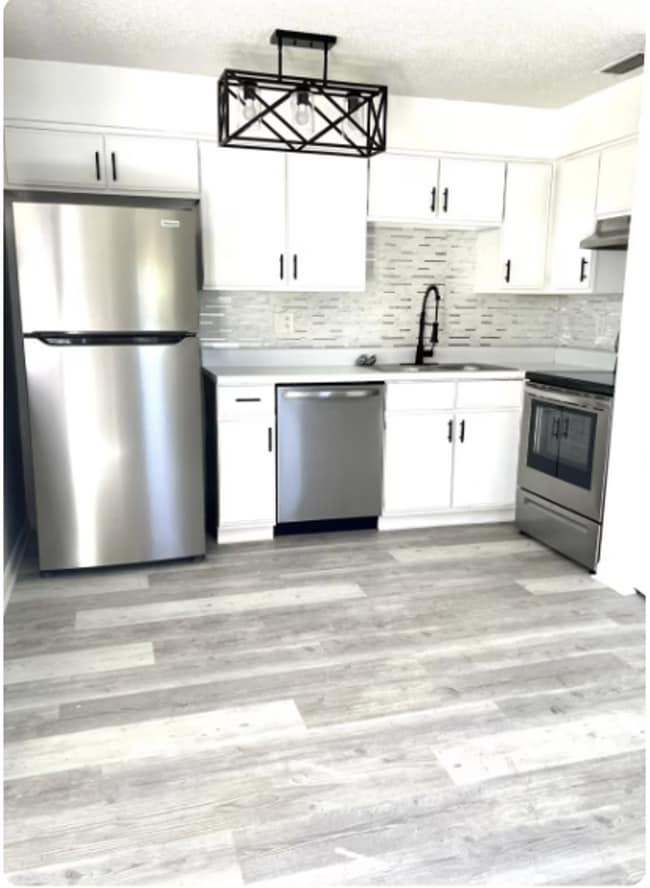 Building Photo - Beautiful Newly Remodeled Apartment