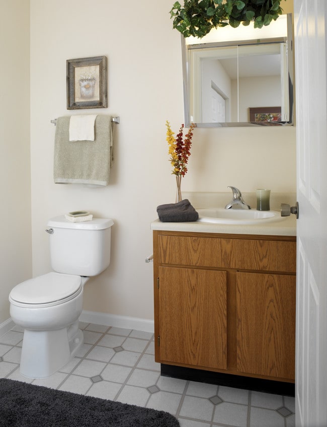 baño - Arbors at Riverbend Apartments