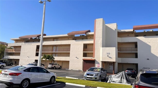 Building Photo - 8850 Fontainebleau Blvd