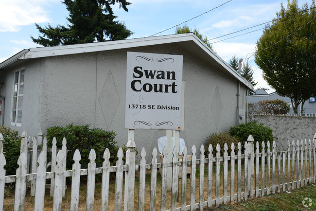 Building Photo - Swan Court Apartments