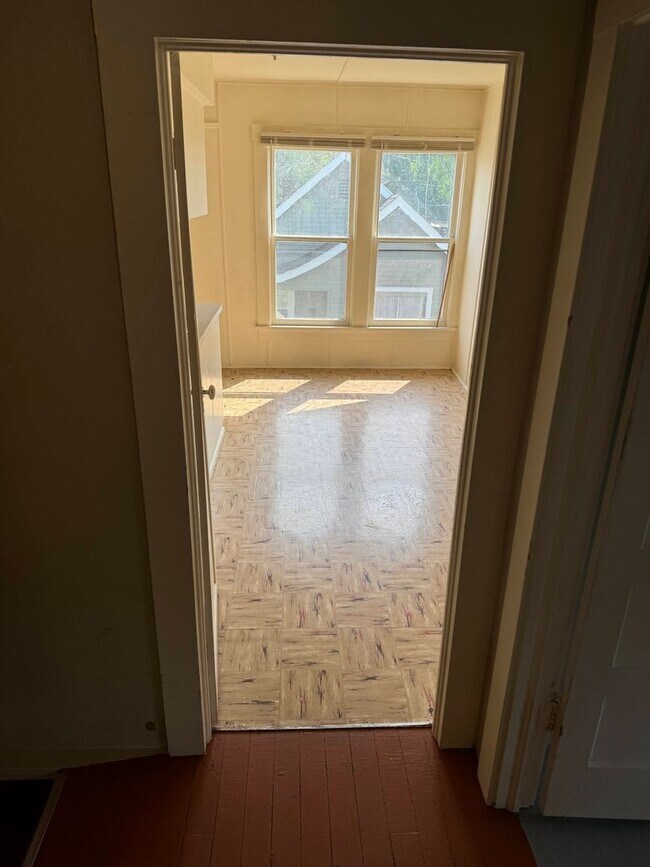Foto del edificio - 2 Bedroom in Triplex Near Downtown and Campus
