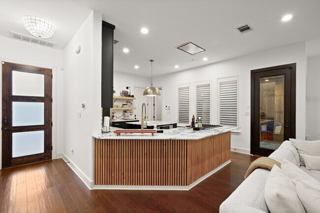 Foto del edificio - 2400 Kinney Rd