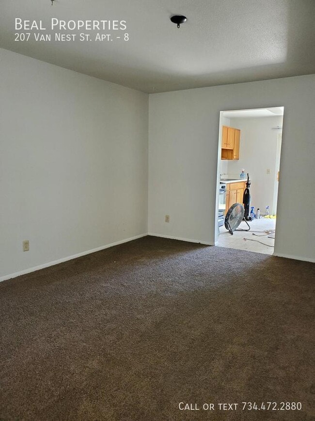 Building Photo - 207 Van Nest St