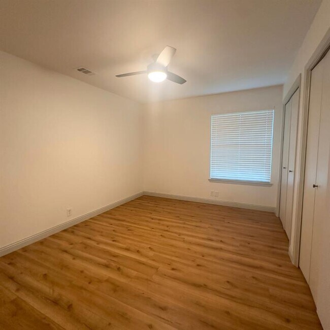 Building Photo - 504 Splitrock