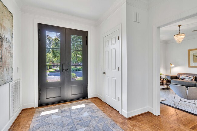 Foto del edificio - 204 Longwood Ct