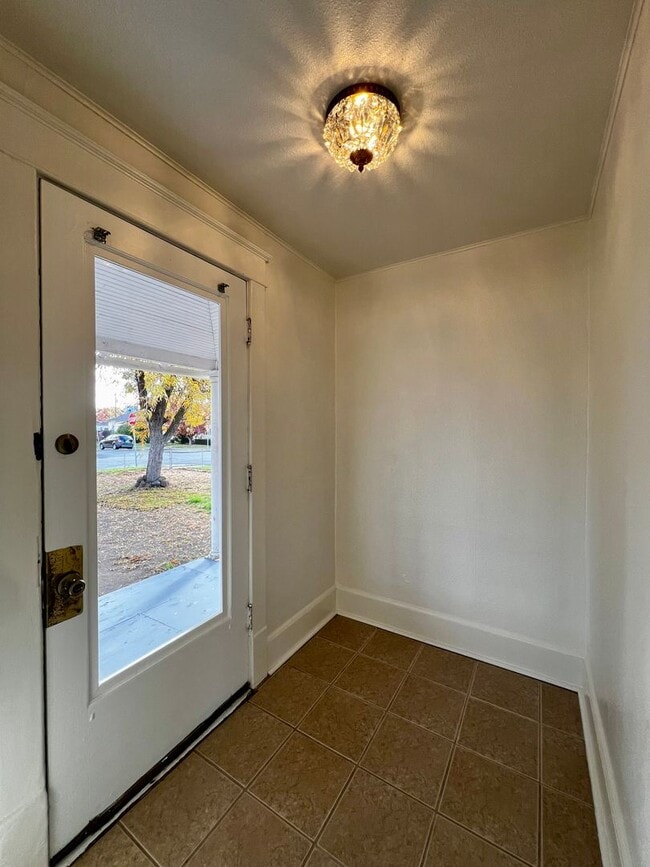 Foto del edificio - Non refundable and security deposit total:...