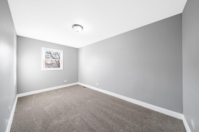 Building Photo - 7525 S Drexel Ave