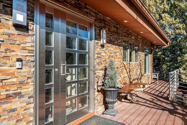 Building Photo - FURNISHED 12 MONTH LEASE - WEST SEDONA - G...