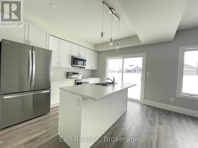 Building Photo - 76 Campbell Cres