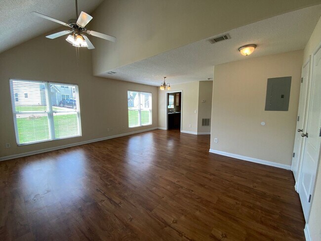 Foto del edificio - PRE-LEASING FOR AUGUST 2025!  1/2 OFF SECU...