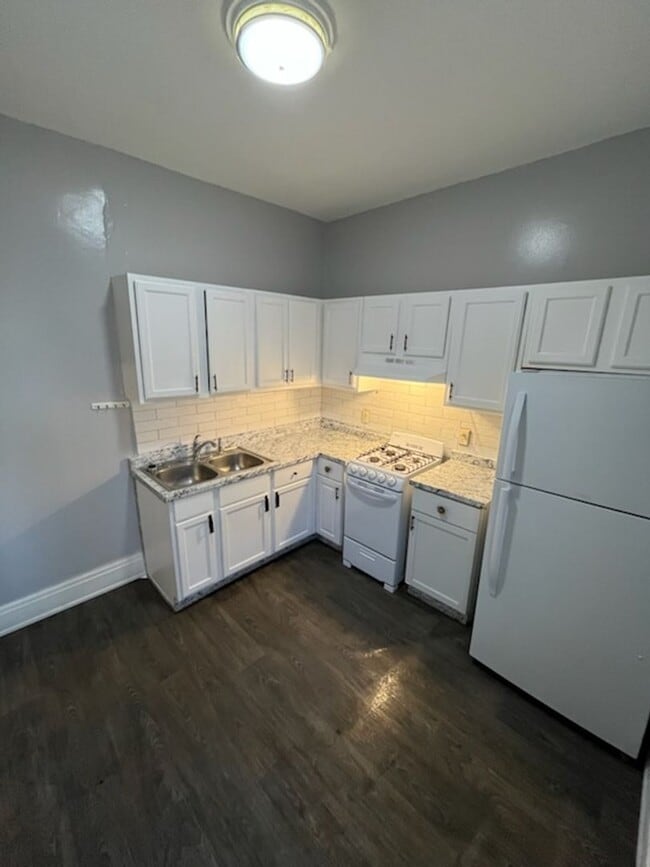 Building Photo - 554 Bellows St