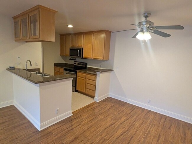 Foto del edificio - 2 Bedroom-1 Bathroom Single Story Condo; 2nd floor unit in Lakeside