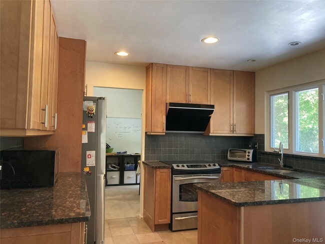 Building Photo - 5 Carry Ct