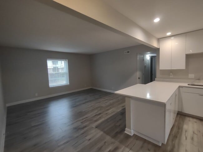 Foto del edificio - Pristine move-in ready condo located in Di...