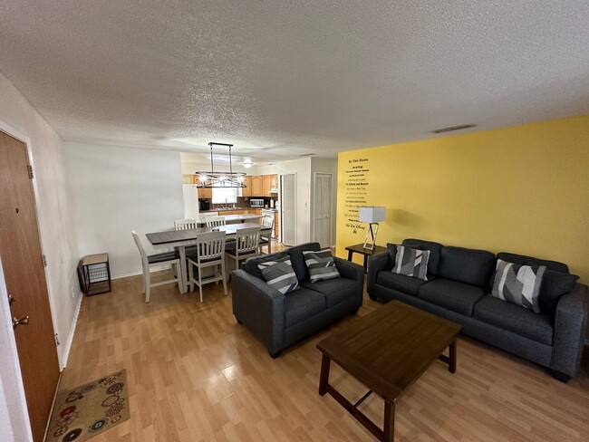 Building Photo - Fully Furnished 2/2 Condo!