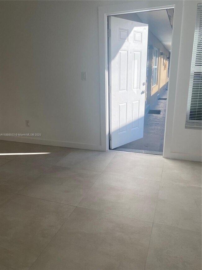 Foto del edificio - 2011 NE 167th St