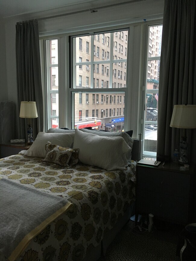 Building Photo - 200 W 54th St