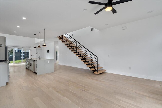 Building Photo - 4712 Reyes St