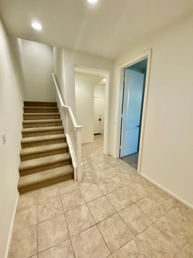 Building Photo - Camarillo - Three bedroom, three bath cond...