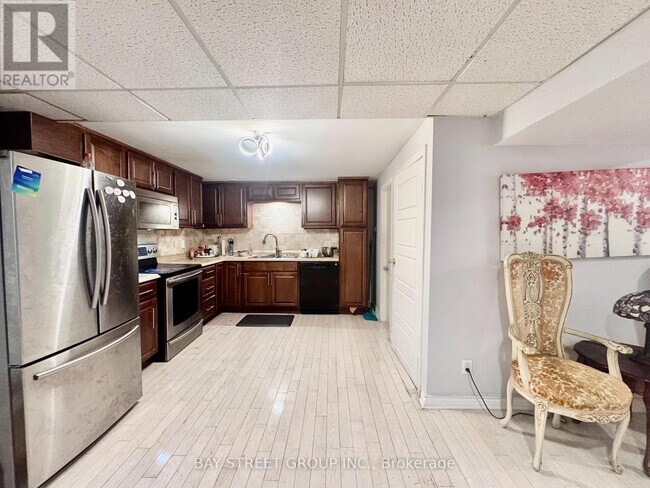 Photo du bâtiment - 2082 Burbank Dr