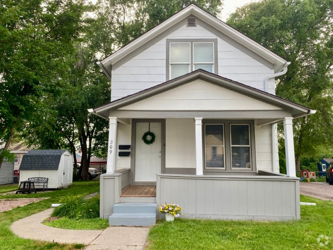 Building Photo - 209 S Willow Ave