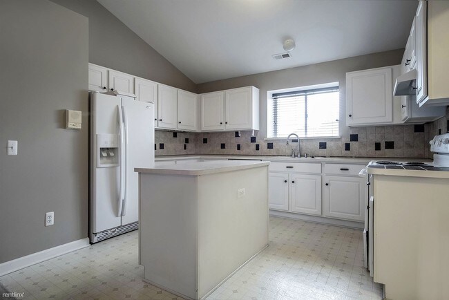 Building Photo - 44514 Lakepointe Dr