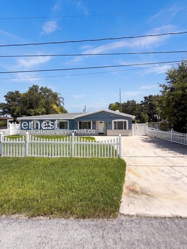 4 Bed/2.5 Bath Home with Detached Garage / Available Now! - 4 Bed/2.5 Bath Home with Detached Garage / Available Now!