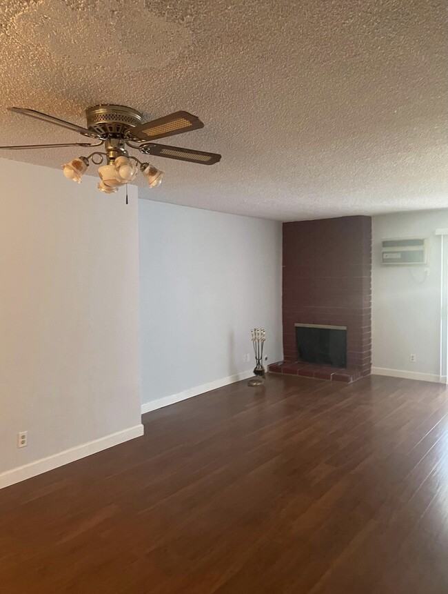 Building Photo - 2449 N Beachwood Dr