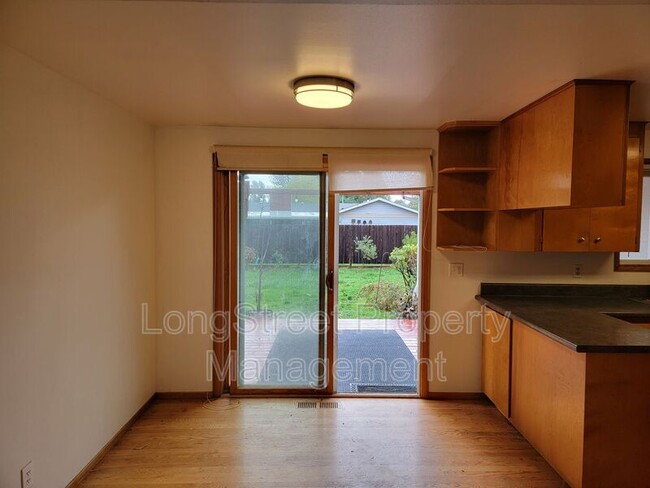 Foto del edificio - 1827 NW Menlo Dr