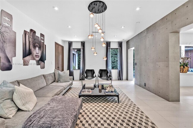 Foto del edificio - 725 W 49th St