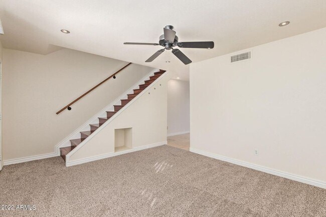 Building Photo - Great Location in Scottsdale!  2 bedroom, 1.5 bath, community pool
