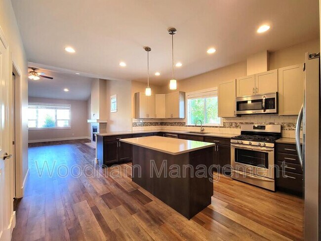 Foto del edificio - 560 Laurel Pkwy