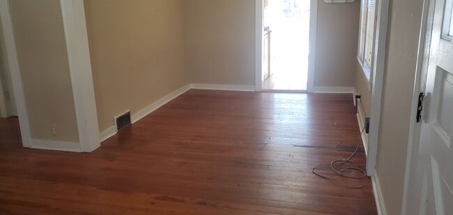 Building Photo - 2 bd, 1 ba house in central west Columbia, wood floors, new paint, low traffic road