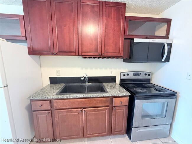 Foto del edificio - 4131 Commercial Dr