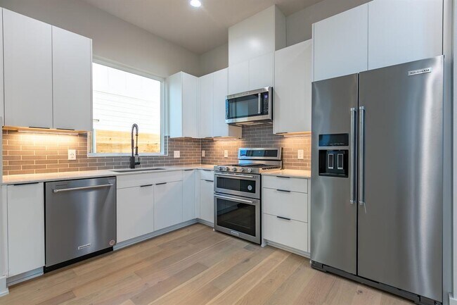 Building Photo - 2008 Canterbury St