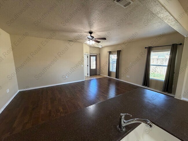 Building Photo - Beautiful 3 bedroom 2 bath