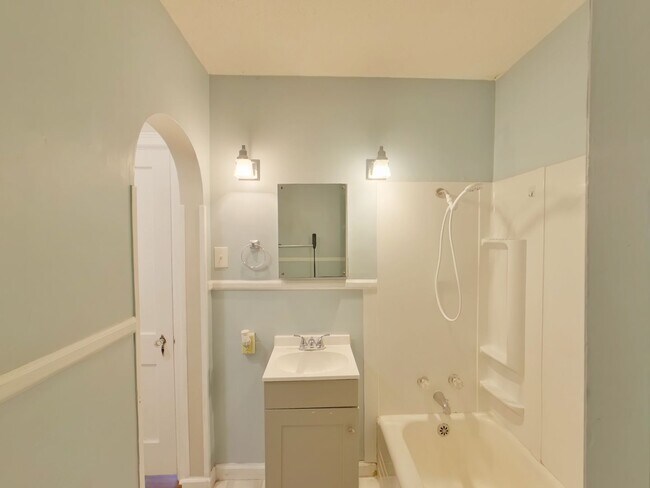 Building Photo - 352 N Fern St