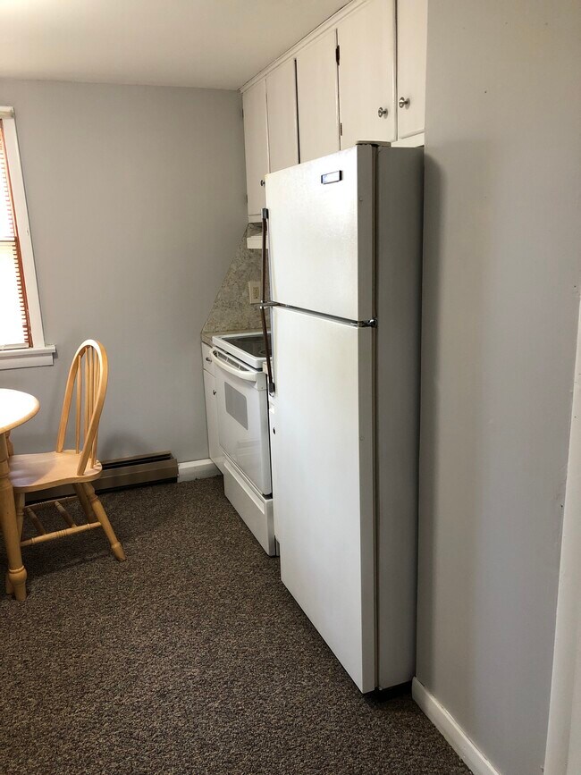 Eat-in kitchen - 320-2 Independence St SE