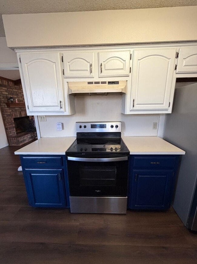 Building Photo - $2,000 Move In Special