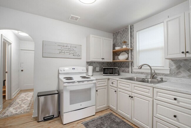 Foto del edificio - Fully Furnished 1 Bedroom 1 Bathroom WITH laundry!