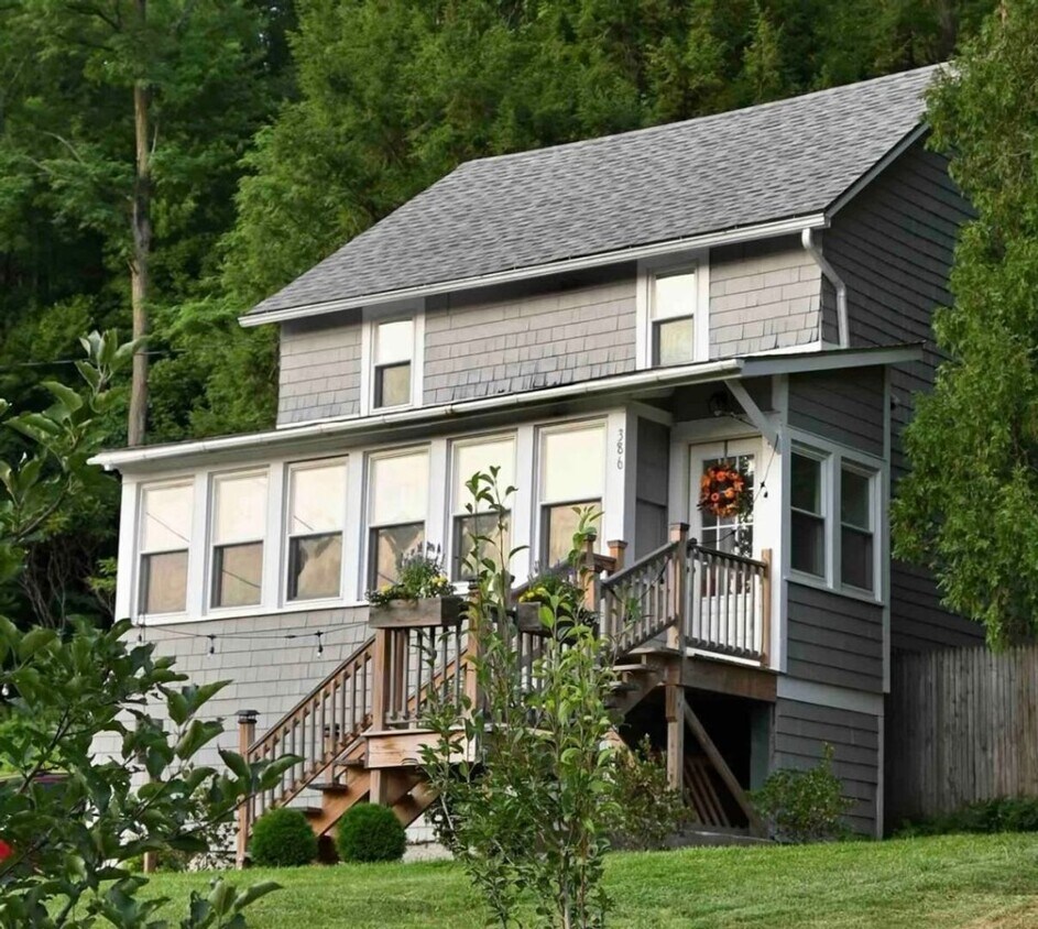 Primary Photo - Centrally located 2 Bedroom, 2 Bathroom ho...