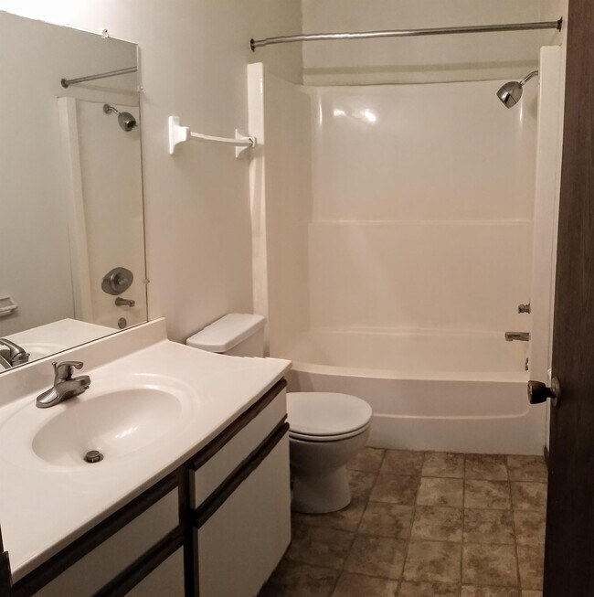 Building Photo - 1057 Everett Ct