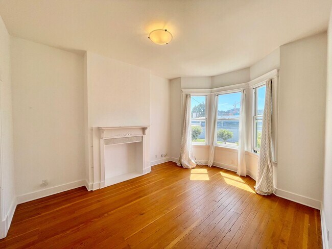 Foto del edificio - 3BR/2BA Renovated Victorian Full Floor Fla...