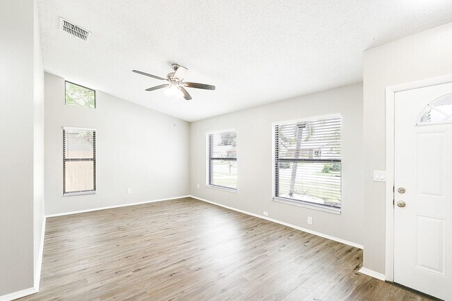 Building Photo - 916 Axlewood Cir