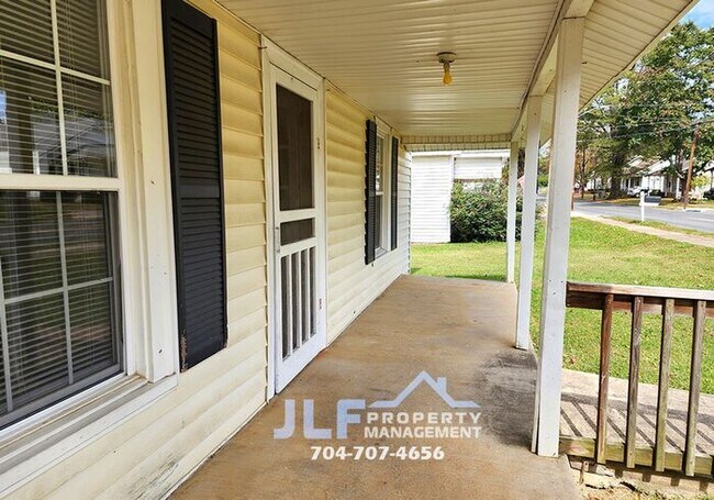 Foto del edificio - Beautiful 2 Bedroom 1 Bath Ranch in Rockwell