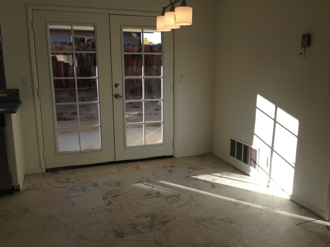 Dining area - 709 W Atkins Ave