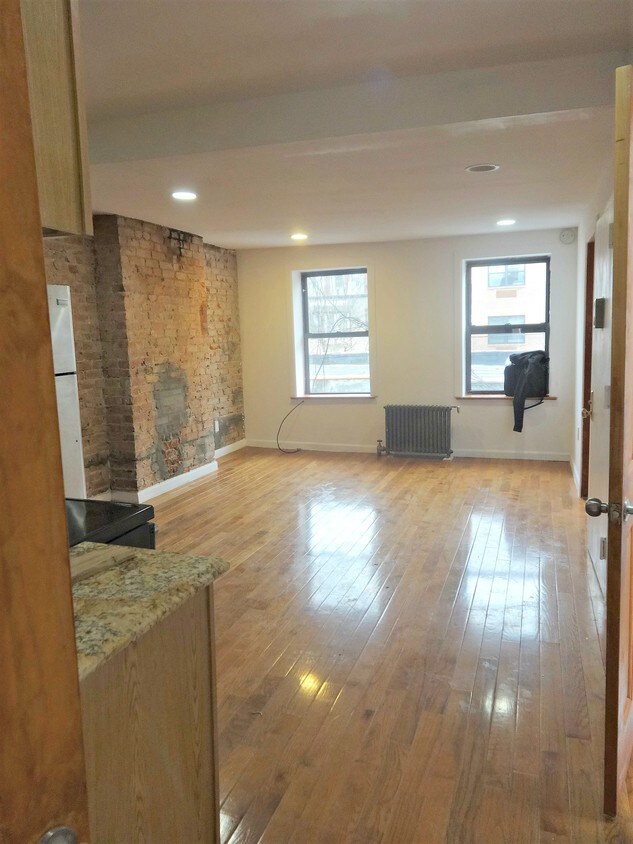 Primary Photo - 422 E 118th St