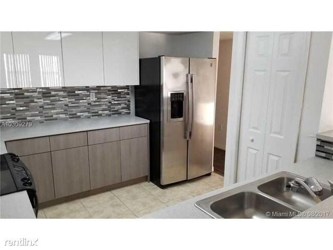 Building Photo - 8851 NW 110th Pl