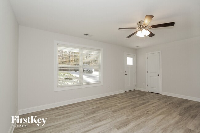 Foto del edificio - 6623 Rockwell Blvd