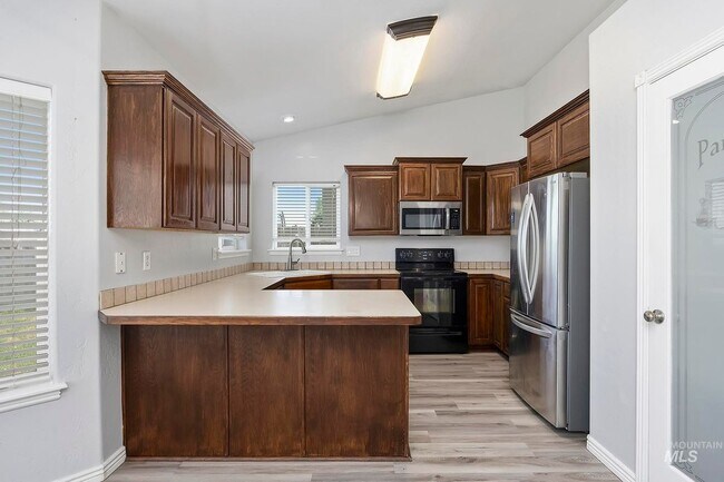 Foto del edificio - 1030 Caswell Ave W